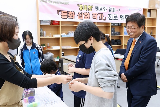 ▲ 최교진 세종교육감이 11일 남세종종합청소년센터에서 열린 '2023년 세종 청소년 진로박람회'를 찾아 학생들의 체험 과정을 지켜보고 있다.ⓒ세종교육청