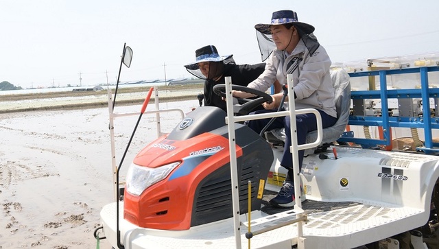 ▲ 백성현 논산시장이 지난 10일 광석면의 한 농가에서 벼 직접파종 시연을 하고 있다.ⓒ논산시