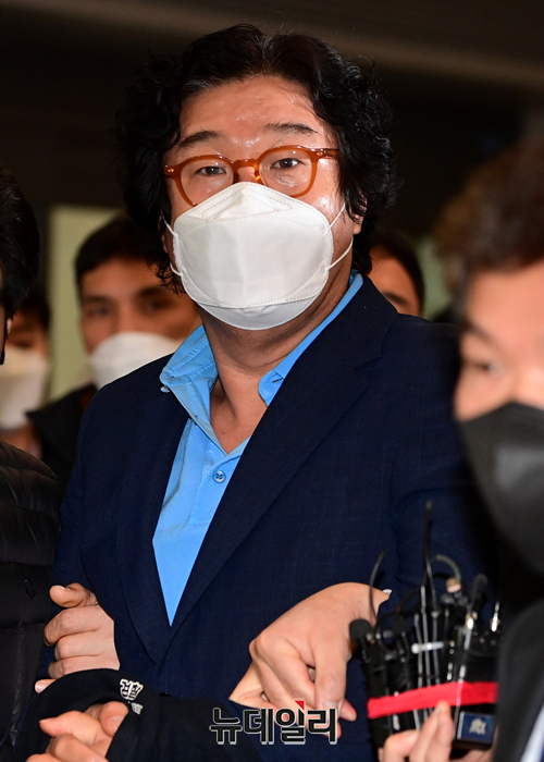 ▲ 8개월의 해외 도피 끝에 태국에서 붙잡힌 김성태 전 쌍방울그룹 회장이 지난달 17일 인천공항으로 입국해 압송되고 있다. 김 전 회장은 쌍방울그룹 각종 비리 의혹의 핵심 인물이다. ⓒ정상윤 기자