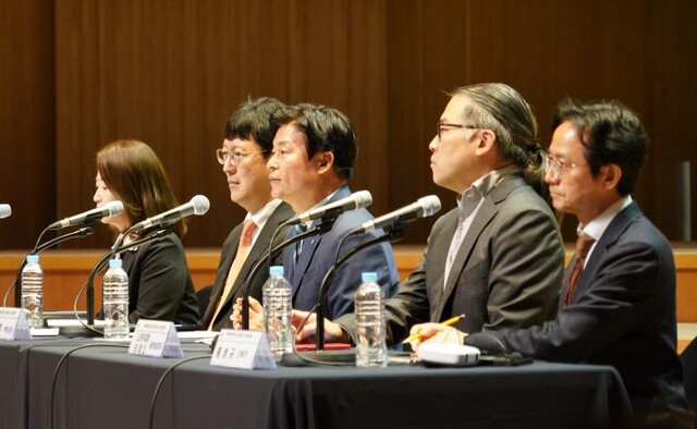 ▲ 왼쪽부터 윤보미 공연사업팀장, 태승진 대표이사, 조용익 부천시장, 나카시마 타데오 음향설계자, 홍성규 건축가.ⓒ부천아트센터