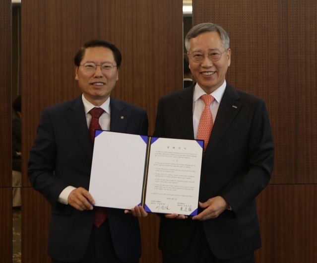 ▲ 한국조폐공사는 11일 강원랜드와 강원랜드 카지노 칩스에 위변조방지기술 적용을 위한 협약서를 체결했다. 사진 오른쪽 반장식 한국조폐공사 사장, 왼쪽 이삼걸 강원랜드 대표.ⓒ한국조폐공사