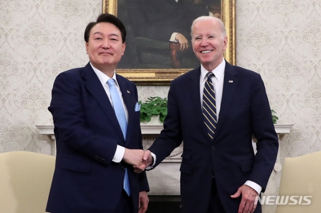 ▲ 윤석열 대통령과 조 바이든 미국 대통령이 지난 4월 26일(현지시간) 워싱턴DC 백악관에서 열린 소인수 정상회담에서 악수하고 있다. ⓒ뉴시스