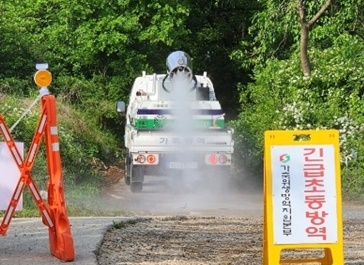 ▲ 우제역 발생농가 반경 3㎞ 이내 출입을 통제한 가운데 방역작업을 벌이고 있다.ⓒ청주시