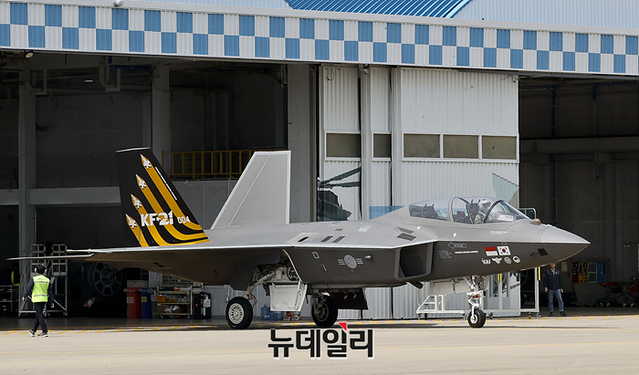 지난 9일 오후 경남 사천시 한국항공우주산업(KAI)에서 KF-21이 시운행하고 있다. ⓒ공동취재단