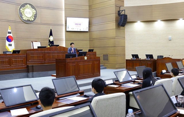 ▲ 정도희 천안시의회 의장이 11일 본회의장에서 가온초등학생을 대상으로 의회운영 등에 대해 설명하고 있다.ⓒ천안시의회