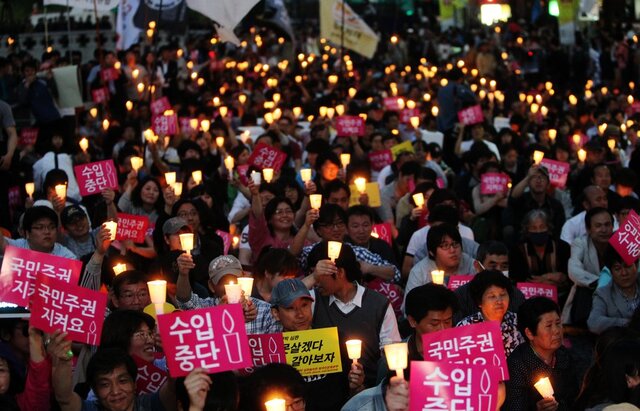 2012년 5월 2일 오후 서울 종로구 청계천광장에서 열린 미국산 쇠고기 반대 촛불집회에서 시민들이 미국산 쇠고기 수입중단을 촉구하고 있다. ⓒ연합뉴스