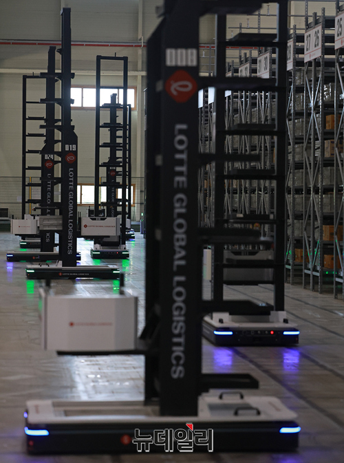 ▲ 10단까지 적재 가능한 스태커타입의 AMR이 이천물류센터에 국내 최초로 구현돼 상품을 핸들링하고 있다. ⓒ정상윤 기자