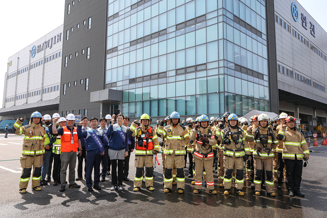▲ (앞 열 왼쪽에서 세 번째)노삼석 대표와 (네 번째)조현민 사장 등 관계자들이 지난 11일 인천공항 GDC에서 비상대응훈련을 실시하고 기념촬영을 하고 있다. ⓒ㈜한진