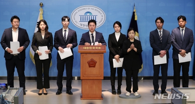 ▲ 이동학, 박성민 더불어민주당 전 최고위원, 정은혜 전 국회의원 등이 12일 오전 서울 여의도 국회 소통관에서 더불어민주당 쇄신 관련 기자회견을 하고 있다. ⓒ뉴시스