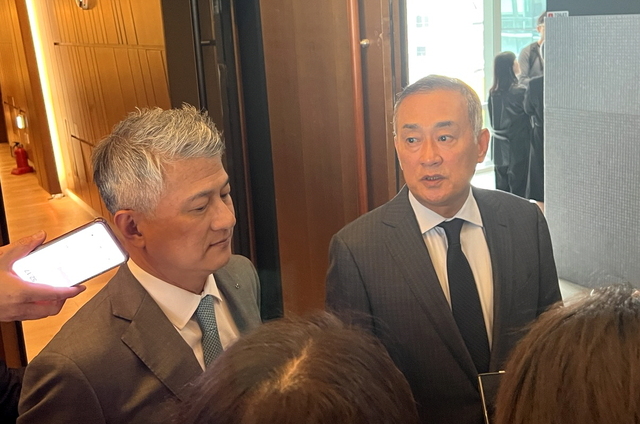 ▲ 12일 임시 주총 후 장세주 회장과 장세욱 부회장이 기자들과 질의응답을 하는 모습. ⓒ김재홍 기자