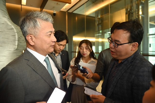 ▲ 장세욱 부회장은 주총 직전과 직후, 두 차례에 걸쳐 기자들과 만나 향후 경영계획 등에 대해 답변했다. ⓒ뉴데일리DB