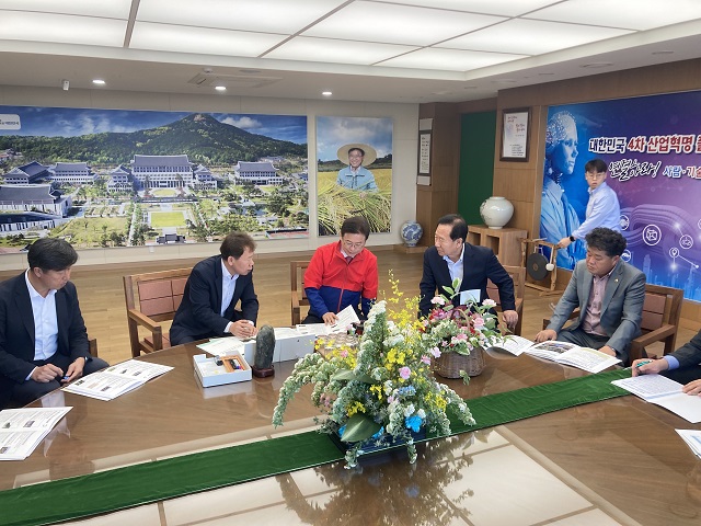 ▲ 박현국 봉화군수는 지난 11일 경북도청을 방문해 이철우 도지사를 만나 지역 현안 사항 및 사업 등을 설명하고 경북도의 적극적인 지원을 요청했다.ⓒ봉화군