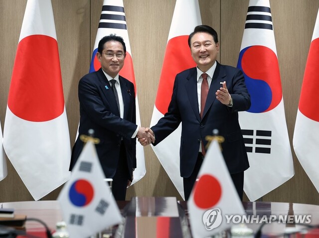 ▲ 윤석열 대통령과 1박2일 일정으로 한국을 찾은 기시다 후미오 일본 총리가 7일 서울 용산 대통령실 청사에서 열린 한일 정상 확대회담에서 악수하고 있다. ⓒ연합뉴스