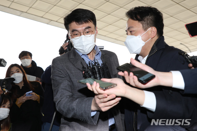 ▲ 국회 법제사법위원회의 검찰과 법무부의 특수활동비 집행 내역 현장 검증이 열린 지난 2020년 11월 9일 오후 서울 서초구 대검찰청에 김남국 더불어민주당 의원이 취재진들의 질문을 받으며 들어서고 있다. ⓒ뉴시스