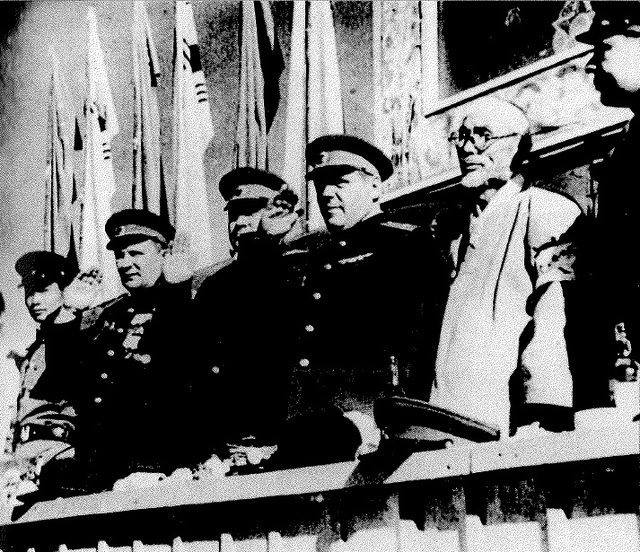 ▲ 1945년9월 평양의 소련군정 행사장에 참석한 조만식(오른쪽)과 치스차코프, 로마넹코, 레베데프등 소련 장성들.