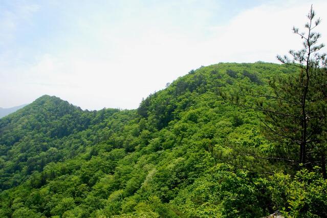 ▲ 이만봉(右)에서 곰틀봉(左)로 이어지는 능선.ⓒ진경수 山 애호가