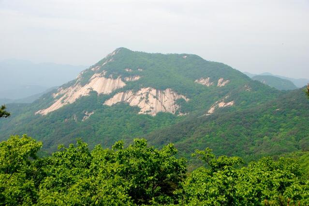 ▲ 세 번째 세거리에서 이만봉으로 이동하면 조망되는 희양산.ⓒ진경수 山 애호가