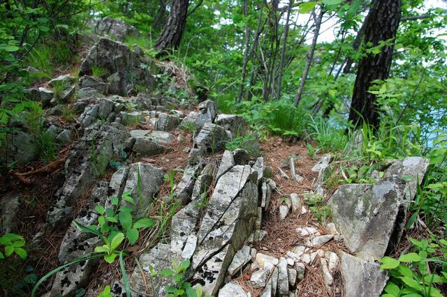 ▲ 곰틀봉에서 사다리재로 하산하는 길에 위치한 칼바위.ⓒ진경수 山 애호가