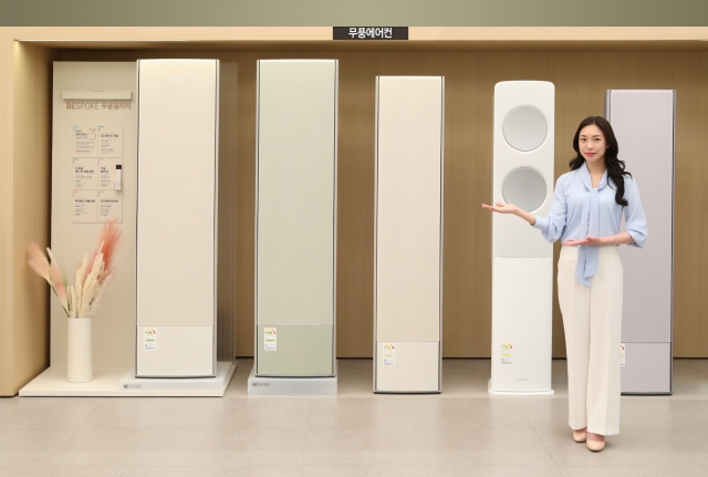 ▲ 삼성전자 모델이 서울 대치동에 위치한 삼성스토어 대치점에서 무풍에어컨을 소개하고 있다. ⓒ삼성전자