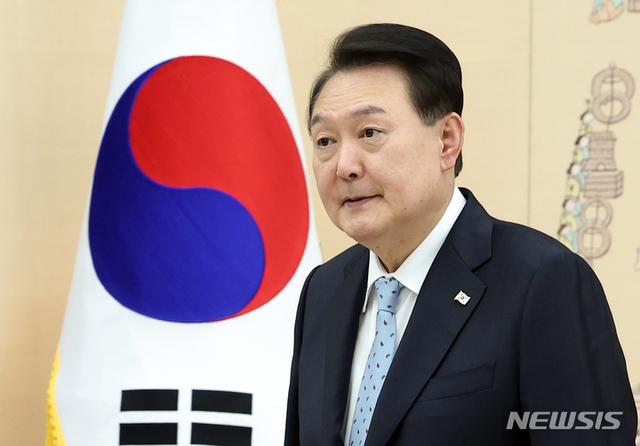 ▲ 윤석열 대통령이 지난 12일 오후 서울 용산 대통령실에서 열린 주한대사 신임장 제정식을 마친 뒤 이동하고 있다. ⓒ뉴시스