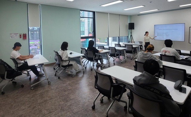 ▲ 수업중인 센터의 학교 밖 청소년들.ⓒ천안시