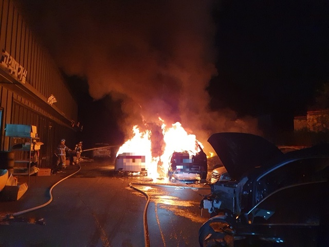 ▲ 14일 밤 충남 천안시 동남구 한 카센터에서 화재가 발생해 차량 7대가 전소됐다.ⓒ충남소방본부
