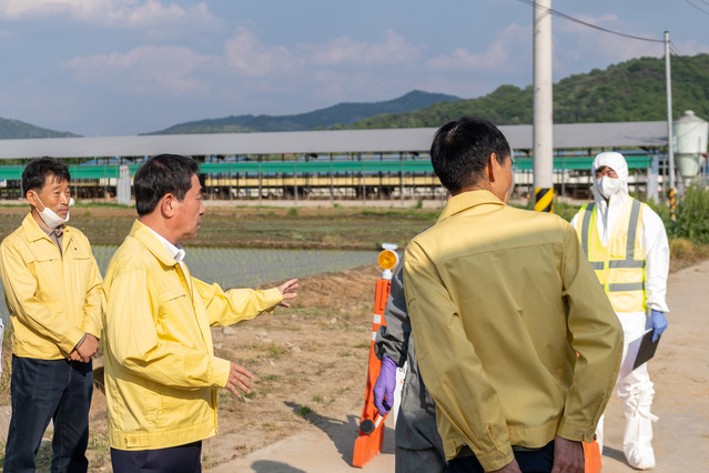 ▲ 이재영 증평군수가 14일 충북 증평군 도안면 구제역 발생 농장 인근에서 방역을 지시하고 있다.ⓒ증평군