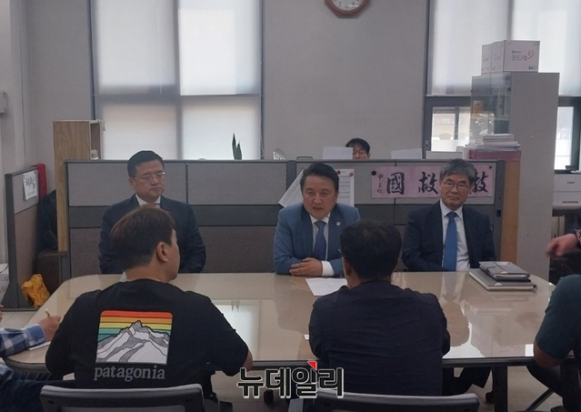 ▲ 김영환 지사가 15일 도청 기자실에서 신임 정무라인 인사내용과 배경을 설명하고 있다.ⓒ최중기 기자