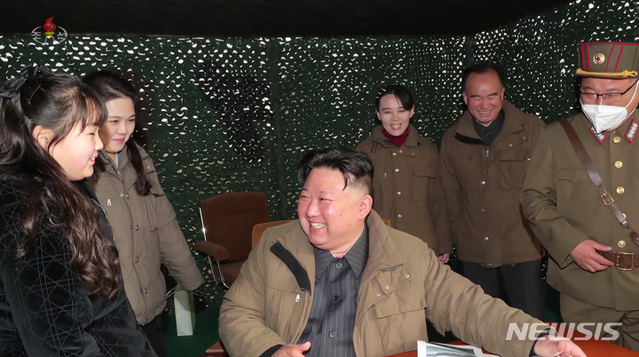 ▲ 지난달 13일 김정은 북한 국무위원장이 지난 대륙간탄도미사일(ICBM) '화성-18' 시험발사를 참관하고 있는 모습. ⓒ뉴시스