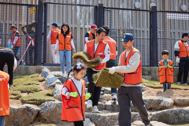▲ 호반사랑나눔이 단원들이 서울대공원에서 봉사활동을 실시하고 있다. ⓒ호반그룹