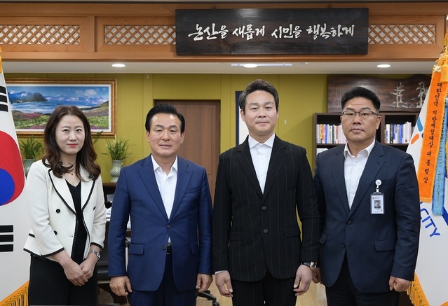 ▲ 백성현 논산시장(왼쪽 두 번째)이 지난 12일 시청을 방문한 JM그룹 김정민 대표(왼쪽 세 번째)와 기념촬영을 하고 있다.ⓒ논산시