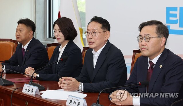 ▲ 국민의힘 김도읍 최고위원 보궐선거 선거관리위원회 위원장이 15일 오전 서울 여의도 국회에서 임명장 수여식에 이어 열린 최고위원 보궐선거 선거관리위원회 회의에서 발언하고 있다.ⓒ연합뉴스