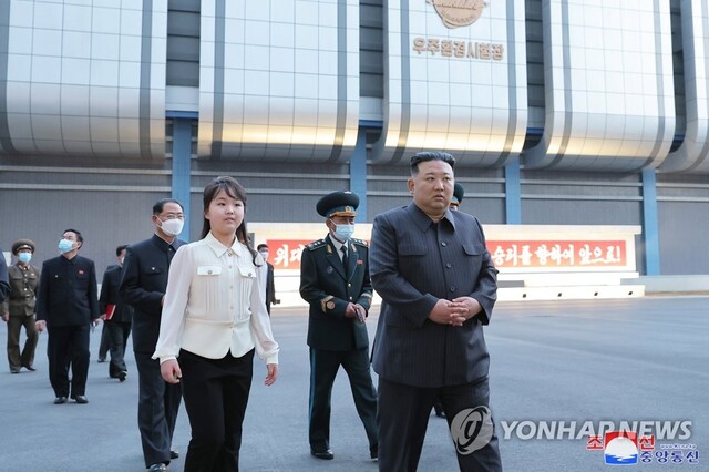 ▲ 지난 18일 국가우주개발국을 방문한 북한 김정은과 그의 딸 김주애. ⓒ연합뉴스