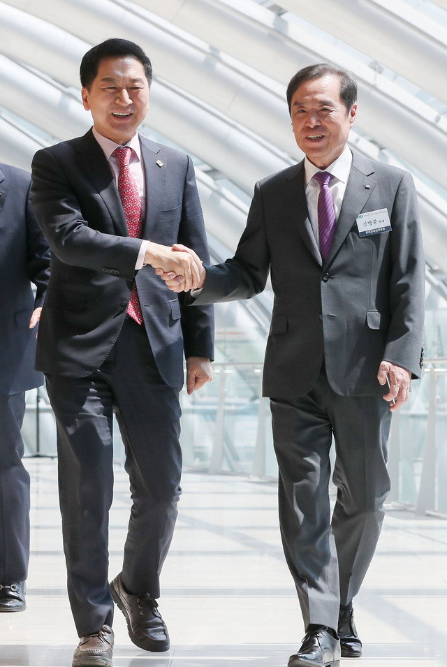 ▲ 김병준 전경련 회장직무대행과 김기현 국민의힘 대표가 15일 전경련회관 컨퍼런스센터에서 열린 '김기현 국민의힘 대표 초청 정책간담회'에 참석하기 위해 회의장으로 입장하고 있다. ⓒ전경련