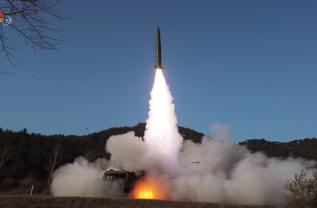 ▲ 북한 조선중앙TV가 지난 3월 북한이 발사한 단거리 탄도미사일은 핵 공중 폭발 타격 훈련이었다고 보도했다. 발사된 전술탄도미사일에는 