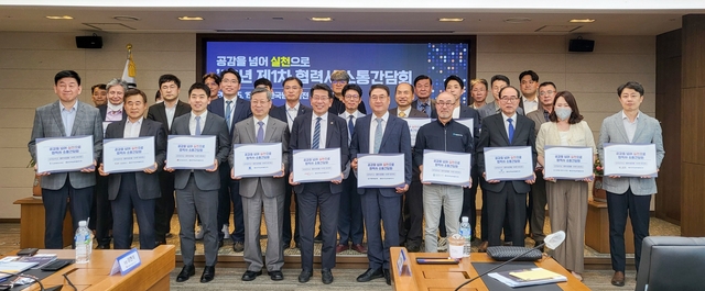 ▲ 한국남부발전이 15일 중소기업의 해외 수출 경쟁력 강화를 위해 간담회를 개최하고 기념촬영을 하고 있다. 
ⓒ한국남부발전