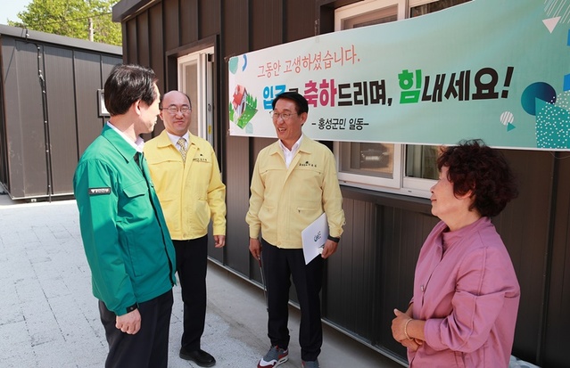 ▲ 김기영 행정부지사는 15일 김성호 행정안전부 재난안전관리본부장, 이용록 홍성군수 등과 홍성군 서부면을 방문해 조립주택 입주자 이재민 2세대를 찾아 위로하고 있다.ⓒ충남도