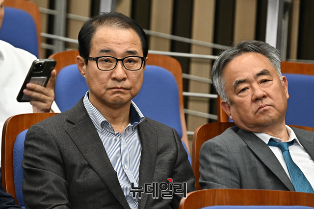 ▲ 더불어민주당 탈당 선언을 한 이성만 의원이 3일 국회에서 열린 의원총회에 참석해 있다. ⓒ이종현 기자