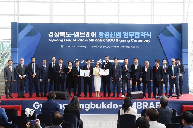 ▲ 경북도는 15일 포항경주공항에서 세계 최대 중소형 항공기 제작사 ‘엠브레어(Embraer)사’와 ‘항공산업 협력 업무협약(MOU)’을 체결했다.ⓒ울릉군