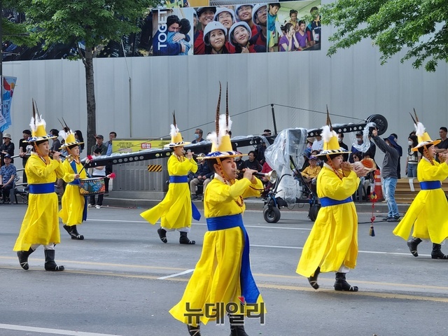 ▲ 이번 페스티벌은 규모와 형식에 상관없이 누구나 참여가 가능한 비경연 방식의 퍼레이드가 함께 열려 다양한 시민이 축제를 주도적으로 즐겼다.ⓒ뉴데일리