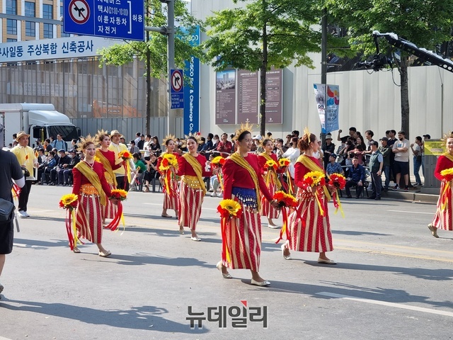 ▲ 퍼레이드에는 해외팀과 국내팀 총 52팀이 참여해서 3개구간에서 전통예술, 무예, 치어리딩, 아크로바틱, 댄스, 삼바 등의 화려한 퍼포먼스를 선보였다. ⓒ뉴데일리