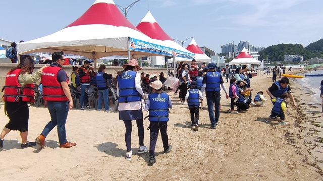 ▲ 행사에서 주말을 맞이해 아이들과 손잡고 영일대해수욕장을 방문한 가족들이 저마다 단란한 모습으로 행사를 즐기고 있다.ⓒ포항시