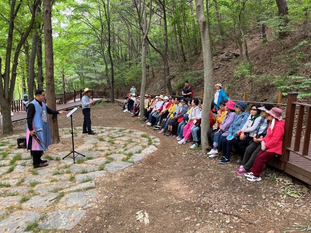 ▲ 수도권 여행객들이 천안에서 가이드로부터 관광지에 대한 설명을 듣고 있다.ⓒ천안시