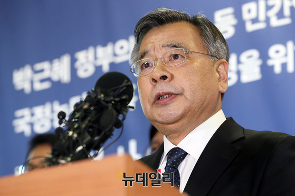 ▲ 2017년 3월 박영수 특검이 서울 강남구 대치동 사무실에서 국정농단 사건 수사 결과 발표를 하고 있다. ⓒ정상윤 기자