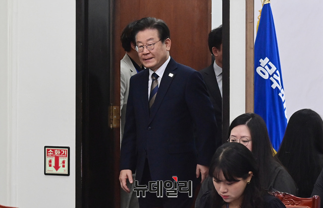 ▲ 이재명 더불어민주당 대표가 지난 15일 오전 국회에서 열린 최고위원회의에 참석하기 위해 입장하고 있다.ⓒ이종현 기자