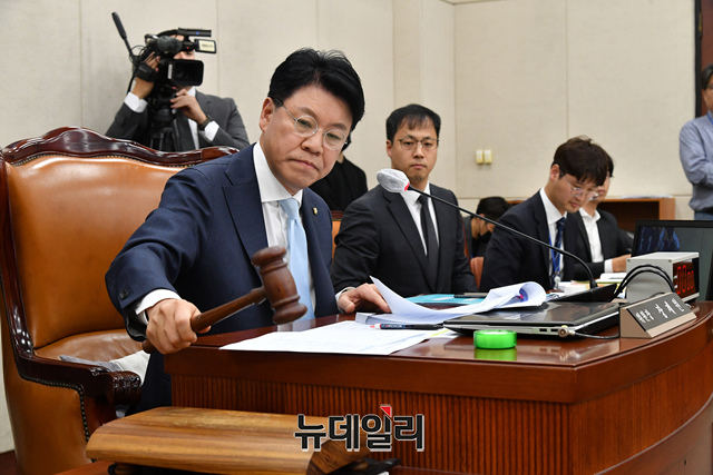 ▲ 장제원 국회 행안위원장이 지난 3월22일 국회에서 열린 행정안전위원회 전체회의에서 의사진행을 하고 있다.ⓒ이종현 기자