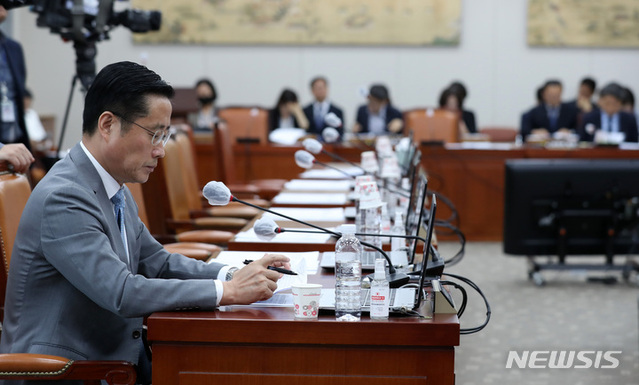 ▲ 국회 교육위원회 국민의힘 간사인 이태규 의원이 16일 오전 서울 여의도 국회에서 열린 전체회의에 참석해 자리에 앉아 있다. 이날 국민의힘 의원들은  취업 후 학자금 상환 특별법 일부개정법률안을 처리에 반대하며 불참했고 간사인 이 의원만 회의에 참석한 후 법안 처리 직전 퇴장했다. ⓒ뉴시스