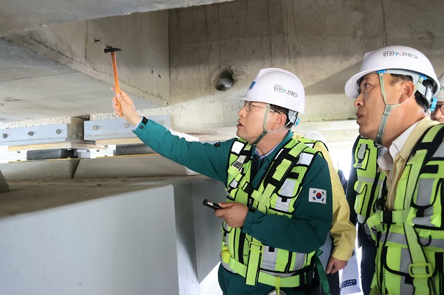 ▲ 주낙영 시장이 16일 서천교를 대상으로 표본 현장 안전점검을 실시하고 있다.ⓒ경주시