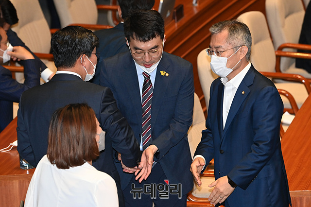 ▲ 김남국 의원이 국회 본회의장에서 전해철·최강욱 의원과 인사를 하고 있는 모습. ⓒ뉴데일리 DB