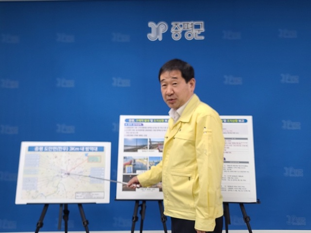 ▲ 이재영 증평군수가 16일 군청에서 구제역과 관련해 긴급 브리핑을 하고 있다.ⓒ증평군